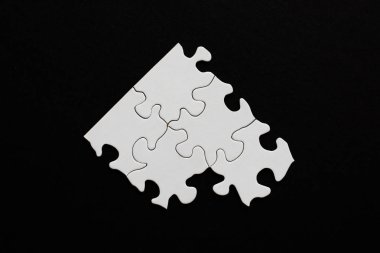 Siyah arka plan üzerine beş boş puzzle parçaları