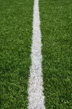 Yeşil futbol alan çim beyaz boyalı çizgi ile
