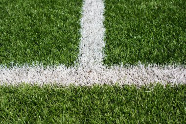 Yeşil futbol alan çim beyaz boyalı çizgiler ile