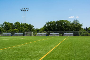 Futbol sahası tribünde ve ışık ile stand güneşli bir günde