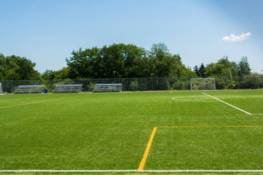 Futbol sahası tribünde güneşli bir ile