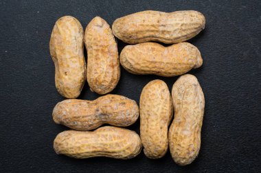 Kare desen siyah bir yüzey üzerinde sekiz fıstık