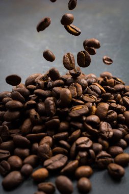 Kavrulmuş kahve çekirdekleri ile düşen fasulye yığını