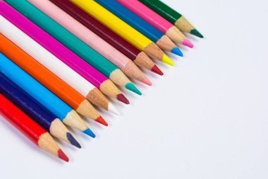 Çizgi üzerinde beyaz izole renkli kalem boya kalemi görünümü açılı