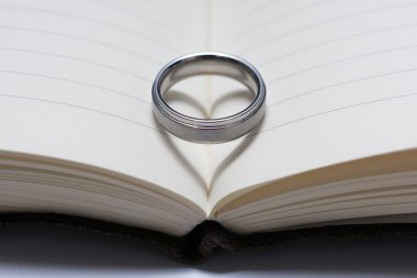 Alyans Band kalp gölge ile kitap sırtta