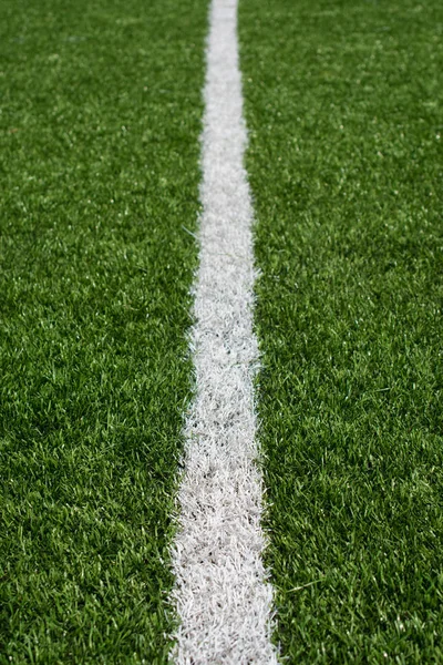 Relva de campo de futebol verde com linha pintada de branco — Fotografia de Stock