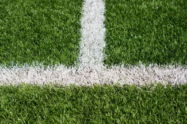 Relva de campo de futebol verde com linhas pintadas de branco — Fotografia de Stock