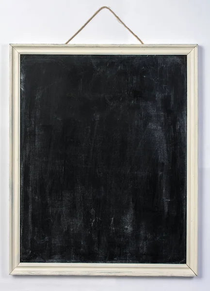 Chalkboard pendurado em branco isolado em branco — Fotografia de Stock