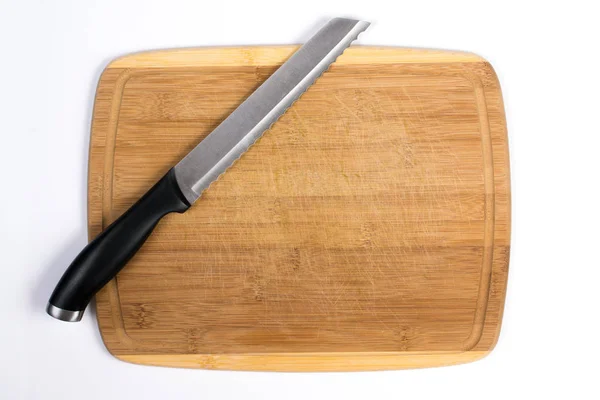 Tablero de corte de madera con cuchillo de pan aislado en blanco —  Fotos de Stock