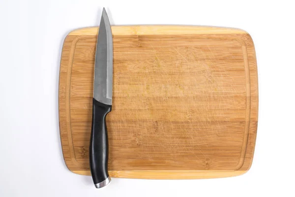 Holzschneidebrett mit kleinem Messer gerade isoliert auf weiß — Stockfoto