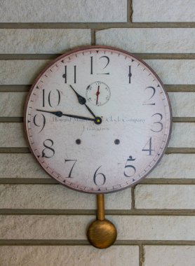 Eski Vintage saat zaman kavramı tuğla duvar üzerinde gösterilen