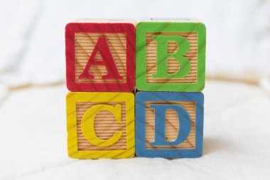 Ahşap alfabe bloklar üzerinde yığılmış Abcd yazım yorgan