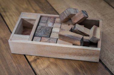 Ahşap blok beyin Teaser Puzzle ahşap arka plan hemen hemen çıkmam