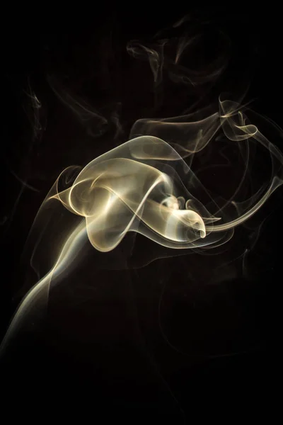垂直の背景を流れる抽象金煙 — ストック写真