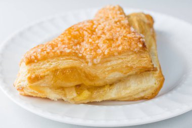 Elma ciro pasta plaka beyaz arka plan ile yakın çekim