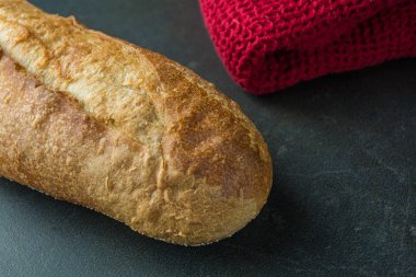 Bezle siyah yüzey üzerinde tam baget