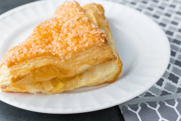 Apple turnover pastry on plate with gray napkin cloth — Stock Photo, Image