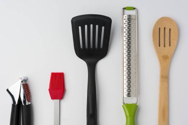 Sarımsak basın fırça kaşık Spatula rendemi beyaz arka plan bir ürün üzerinde