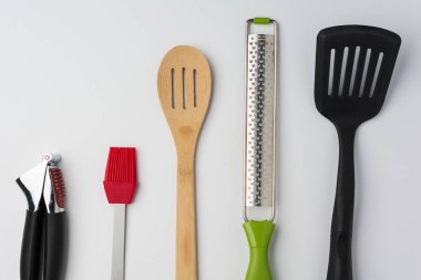 Sarımsak basın fırça kaşık Spatula rendemi beyaz arka plan bir ürün üzerinde