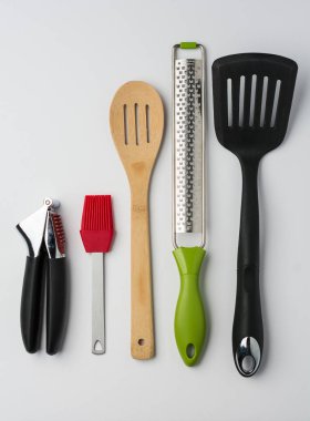 Sarımsak basın fırça kaşık Spatula rendemi beyaz arka plan üzerinde