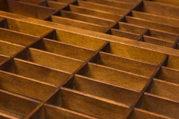 Старинный ящик для печатной машинки с разделителями закрывает перспективную вилку
