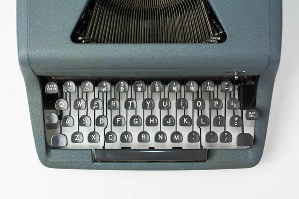 Máquina de escribir antigua sobre fondo blanco de cerca en las teclas — Foto de Stock