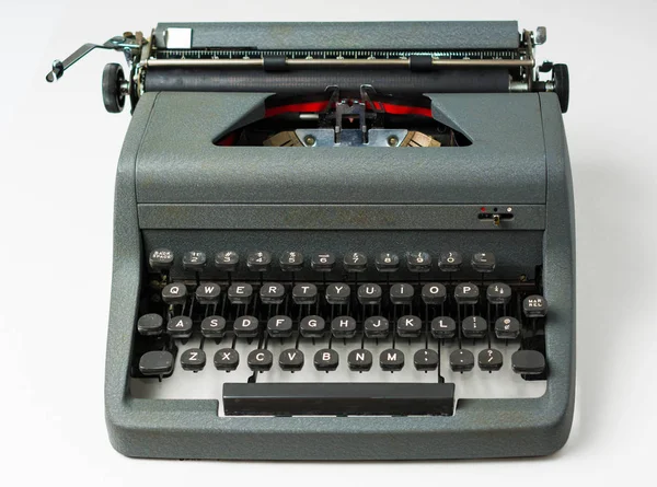Starožitný psací stroj na bílém pozadí v perspektivě — Stock fotografie