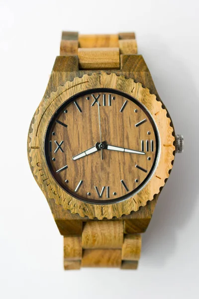 Zajímavé dřevěné hodinky na bílém pozadí pohled shora — Stock fotografie