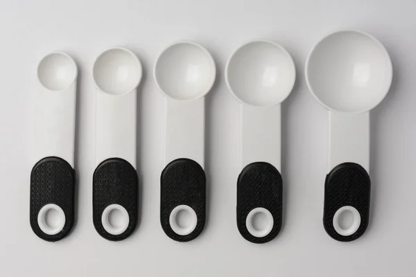 Set de linguri de măsurare căptușite pe fundal alb Top View — Fotografie, imagine de stoc