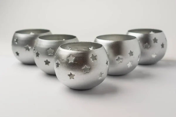 Κεριά tealight με αστέρια σε λευκό φόντο μπροστινή όψη — Φωτογραφία Αρχείου