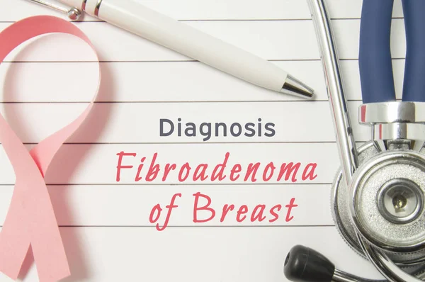Diagnóza fibroadenom prsu. Růžovou stuhou jako symbol boje s nemocí prsu a stetoskopem ležící na formulář s textovými popisky diagnóza fibroadenom prsu — Stock fotografie