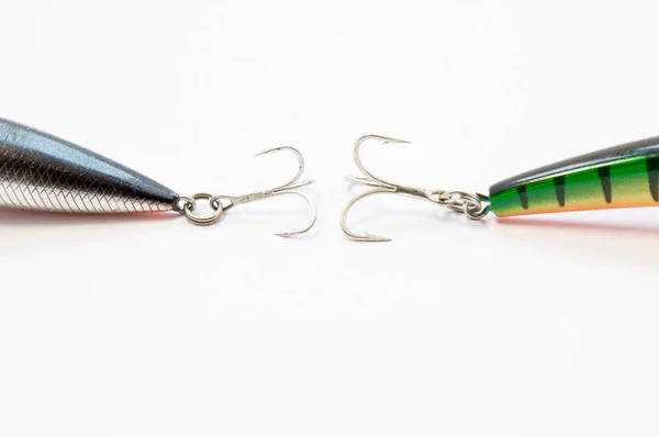 Cauda partes de iscas de pesca dura (verde colorido por poleiro e peixe cinza) - jerkbaits ou crankbaits - com ganchos afiados triplos horizontal close-up no fundo branco. Conceito de escolha isca pescador — Fotografia de Stock