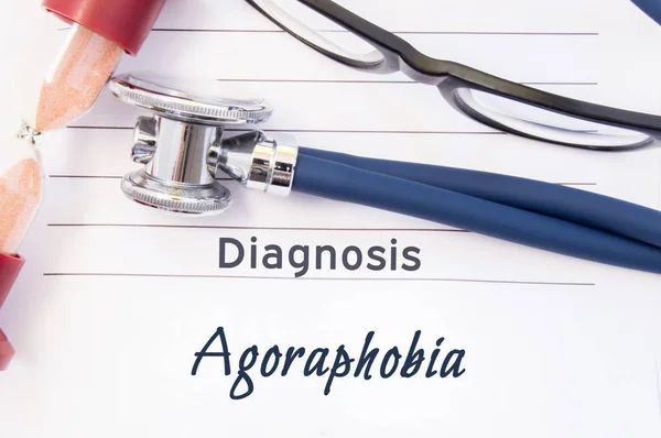 Diagnose agorafobie. Psychiatrische diagnose agorafobie is geschreven op papier, op die vaststellen stethoscoop en zandloper voor het meten van de tijd aan onderzoek. Concept foto voor psychiatrie of psychologie — Stockfoto