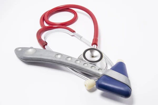 Apparaten voor diagnostiek van rode stethoscoop en neurologische reflex hamer liggend op witte medische tafel. Idee voor de visualisatie van de diagnostiek van ziekten in de neurologie, cardiologie en interne geneeskunde — Stockfoto