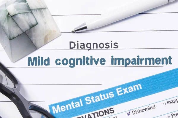 Psychiatrische diagnose milde cognitieve stoornissen. Medische boek of formulier met de naam van de diagnose milde cognitieve stoornissen is op tafel van dokter omgeven door vragenlijst om te bepalen van de mentale toestand — Stockfoto