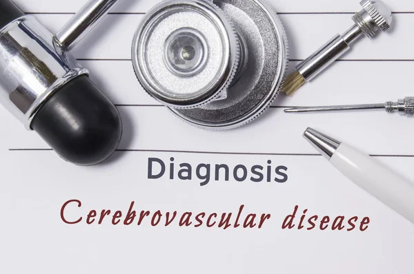 Diagnose van cerebrovasculaire ziekte. Verklaring van de arts de diagnose cerebrovasculaire ziekte is op de werkplek van de neuroloog, die zijn stethoscoop, hamer en instrumenten om te bepalen van de gevoeligheid — Stockfoto