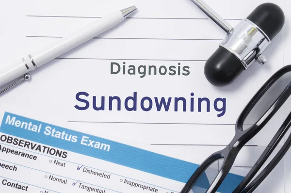 Διάγνωση Sundowning. Ιατρικό σημείωμα περιβάλλεται από νευρολογικά σφυρί, εξέταση ψυχικής κατάστασης με μια επιγραφή σε μεγάλα γράμματα ψυχιατρική διάγνωση της Sundowning. Έννοια φωτογραφία για ψυχιατρική — Φωτογραφία Αρχείου