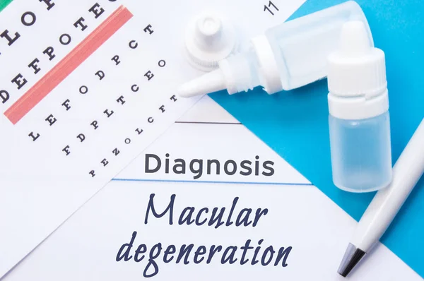 Oogheelkunde diagnose maculadegeneratie. Snellen (oog) grafiek, twee flessen van oogdruppels (medicijnen) liggen op Opmerking met inscriptie maculadegeneratie diagnose in oogarts kantoor — Stockfoto