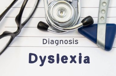 Disleksi nörolojik tanısı. Nörolojik çekiç, stetoskop ve doktorun gözlük doktor işyeri defter, tıbbi tanı of disleksi başlığı ile etiketli bir yaprağına yalan
