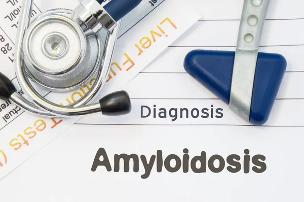Rozpoznanie amyloidozy. Młotek neurologiczny, stetoskop i wątroby laboratorium testowania kłamstwo na Uwaga z tytułu amyloidozy. Koncepcja dla neurologii i gastroenterologii — Zdjęcie stockowe