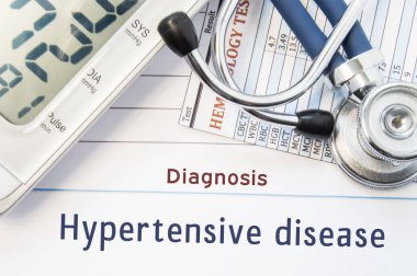 Tanı hipertansif hastalığı. Kağıda yazdırılan başlık vasküler hastalığı hipertansif hastalığı tanısı ile stetoskop, Hematoloji kan testi sonucu ve dijital tonometer yalan
