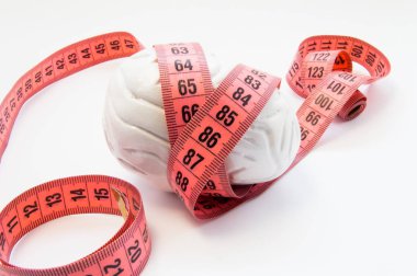 İnsan beyninin anatomik şekil ölçülür şerit sarılmış. Beyin boyutu, beyin boyutu ve zihinsel aktivite, istihbarat ve IQ verimliliğine göre ağırlık ölçme görüntülenmesi için konsept fotoğraf