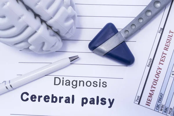 Diagnostic paralysie cérébrale. Figure cerveau, marteau neurologique, imprimé sur un test sanguin papier et diagnostic écrit de paralysie cérébrale sous forme médicale est couché sur la table dans le cabinet neurologue médecin — Photo