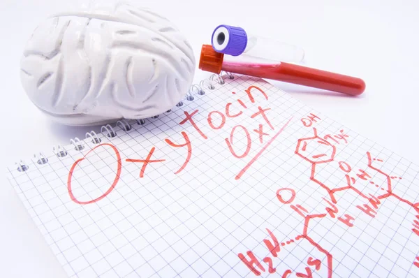 Nota inscrita con la hormona Oxitocina y la fórmula química se encuentra rodeado por el cerebro 3d y tubos de ensayo de laboratorio con sangre para su análisis. Niveles de diagnóstico de oxitocina, su uso en medicamentos y efectos sobre el cuerpo — Foto de Stock