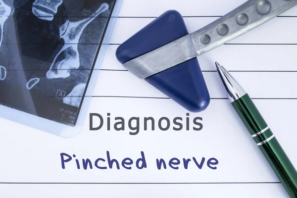 Diagnostic de nerf pincé. Antécédents médicaux écrits avec diagnostic de nerf pincé, image IRM colonne vertébrale sacrée et marteau neurologique. Concept médical pour neurologie, neurosciences — Photo