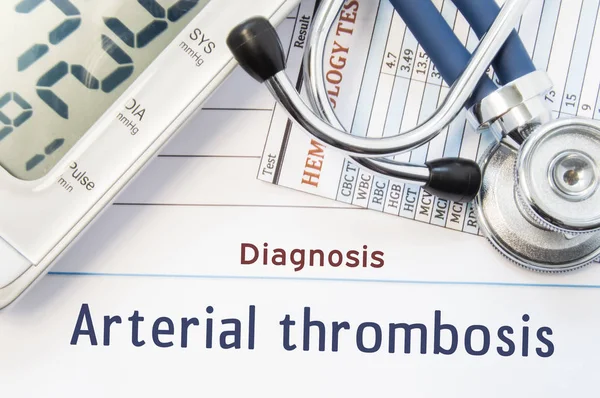 Diagnose arteriële trombose. Stethoscoop, hematologie bloed testresultaat en digitale tonometer liggen op vel papier met gedrukte titel diagnose van vasculaire ziekte arteriële trombose — Stockfoto