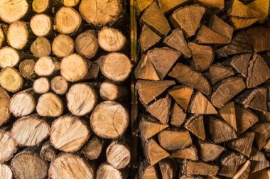 Yığın depolama, yangın, şömine ya da kamp ateşi içinde kullanıma hazır katlanmış yuvarlak ve üçgen kesilerek veya kıyılmış yakacak odun. Doku ya da arka plan olarak ahşap yakacak odun