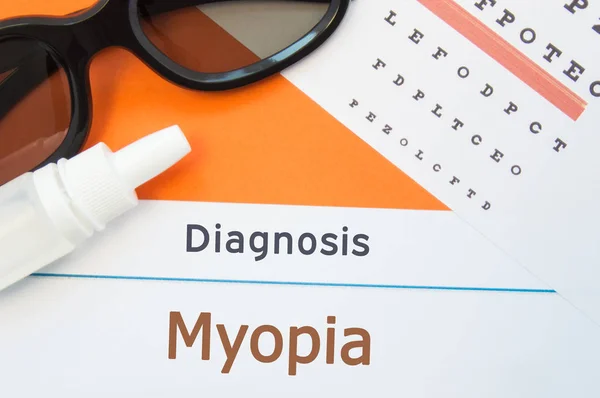 Occhiali, collirio e grafico dei test oculari sono intorno all'iscrizione Diagnosi Miopia (Miopia vicina). Concetto foto per cause, diagnosi, trattamento e prevenzione delle malattie oftalmiche Miopia — Foto Stock