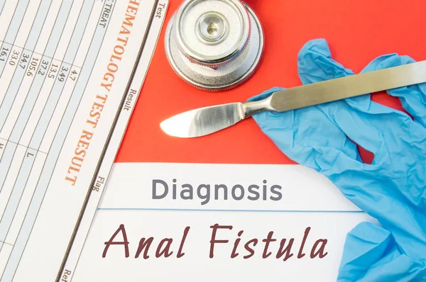 Diagnóstico quirúrgico de fístula anal. Instrumento médico quirúrgico bisturí, guantes de látex, análisis de sangre se encuentran cerca de texto inscripción diagnóstico de fístula anal. Concepto para enfermedades quirúrgicas — Foto de Stock