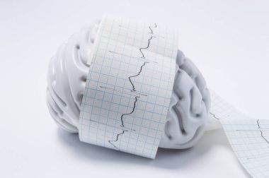 Beyin sınav EKG dalgalar kavramı. İnsan beyni nörolojik veya hastalıkları tespit etmek için tıbbi sınav beyin araştırma süreci görüntüler Kağıt Kaseti elektrokardiogrammy dalga ile dolaşık şeklinde